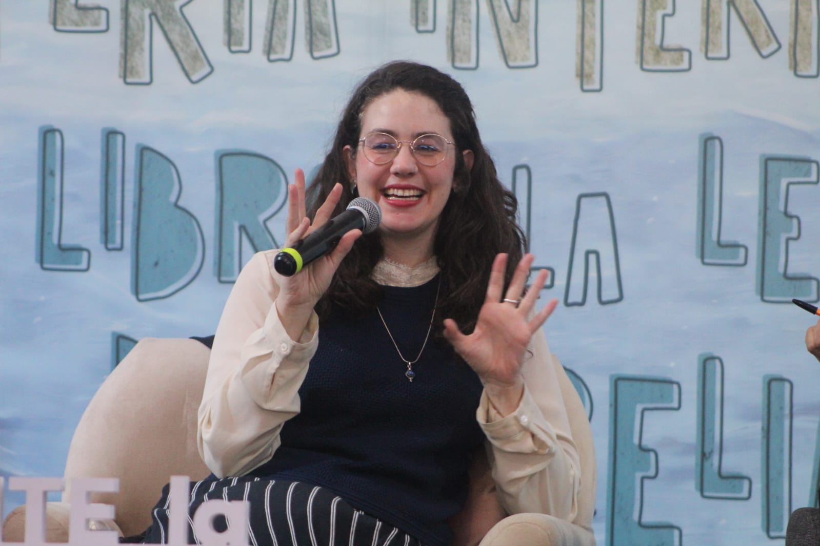 Andrea Chapela se presenta en la FILLM