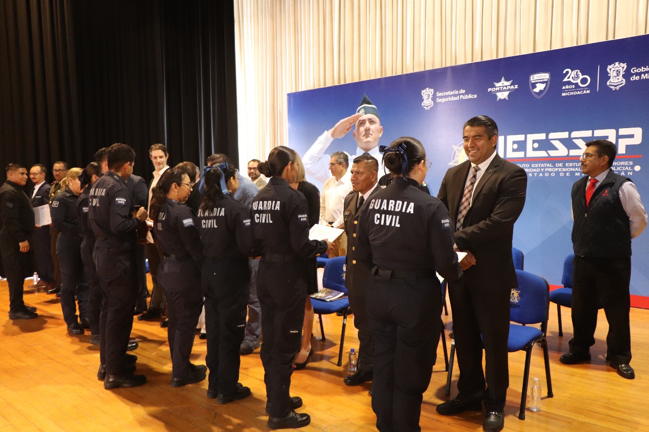 Policías reciben certificados por concluir carrera de Técnico Superior en Seguridad Pública Policías reciben certificados por concluir carrera de Técnico Superior en Seguridad Pública
