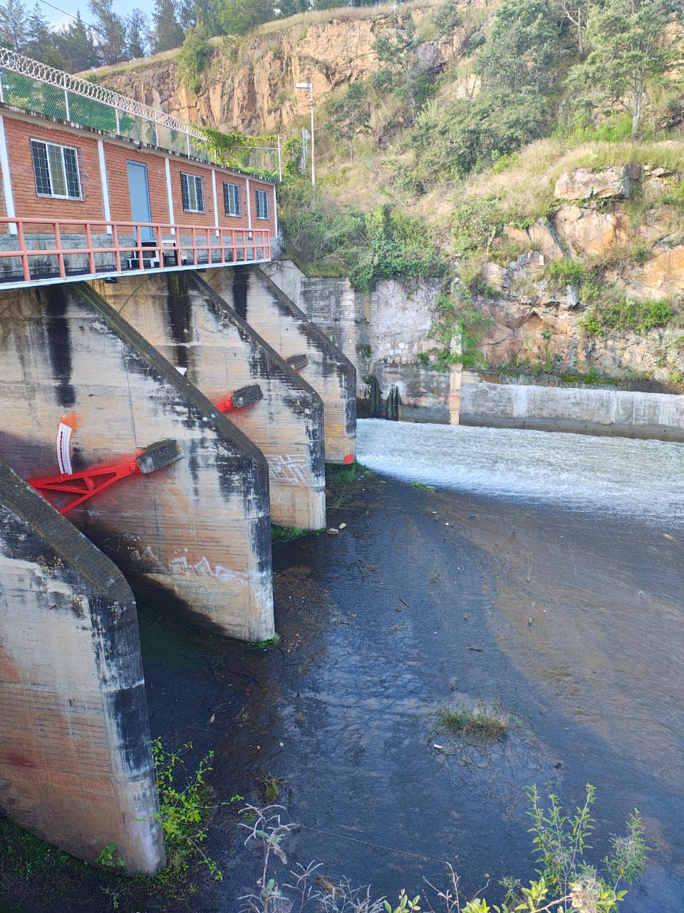 Conagua disminuye desfogue controlado de la presa de Cointzio