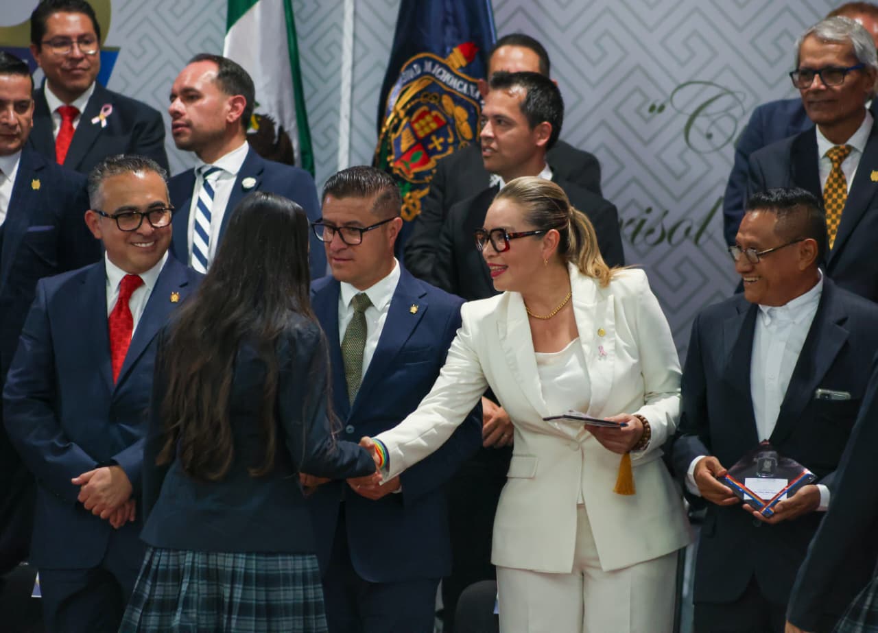 481 estudiantes reciben el Premio Padre de la Patria; representan el ejército de gran excelencia de la UMSNH, señala Yarabí Ávila 481 estudiantes reciben el Premio Padre de la Patria; representan el ejército de gran excelencia de la UMSNH, señala Yarabí Ávila