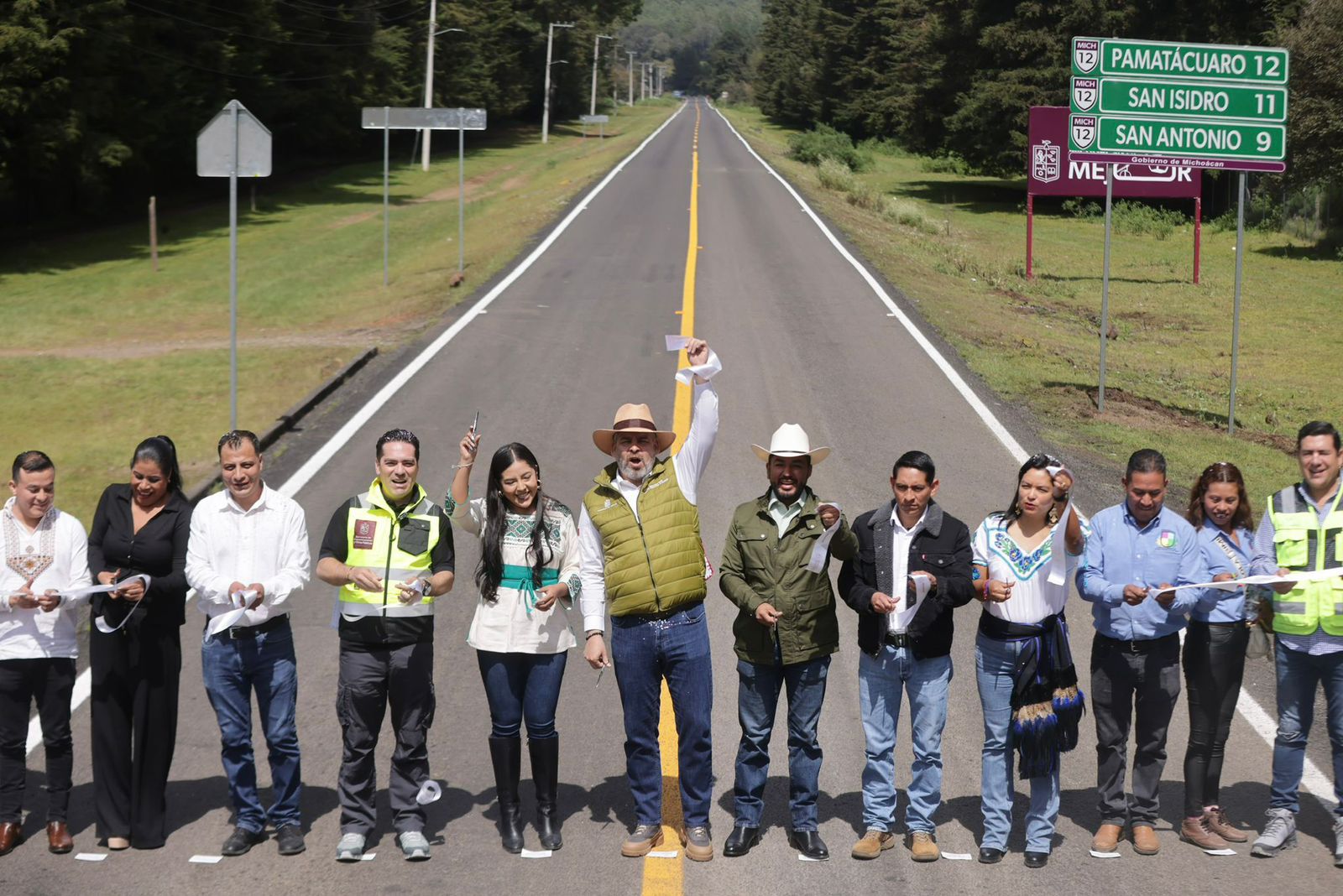 Inaugura ARB rehabilitación carretera para comunidades con autogobierno en la Meseta Purépecha Inaugura ARB rehabilitación carretera para comunidades con autogobierno en la Meseta Purépecha