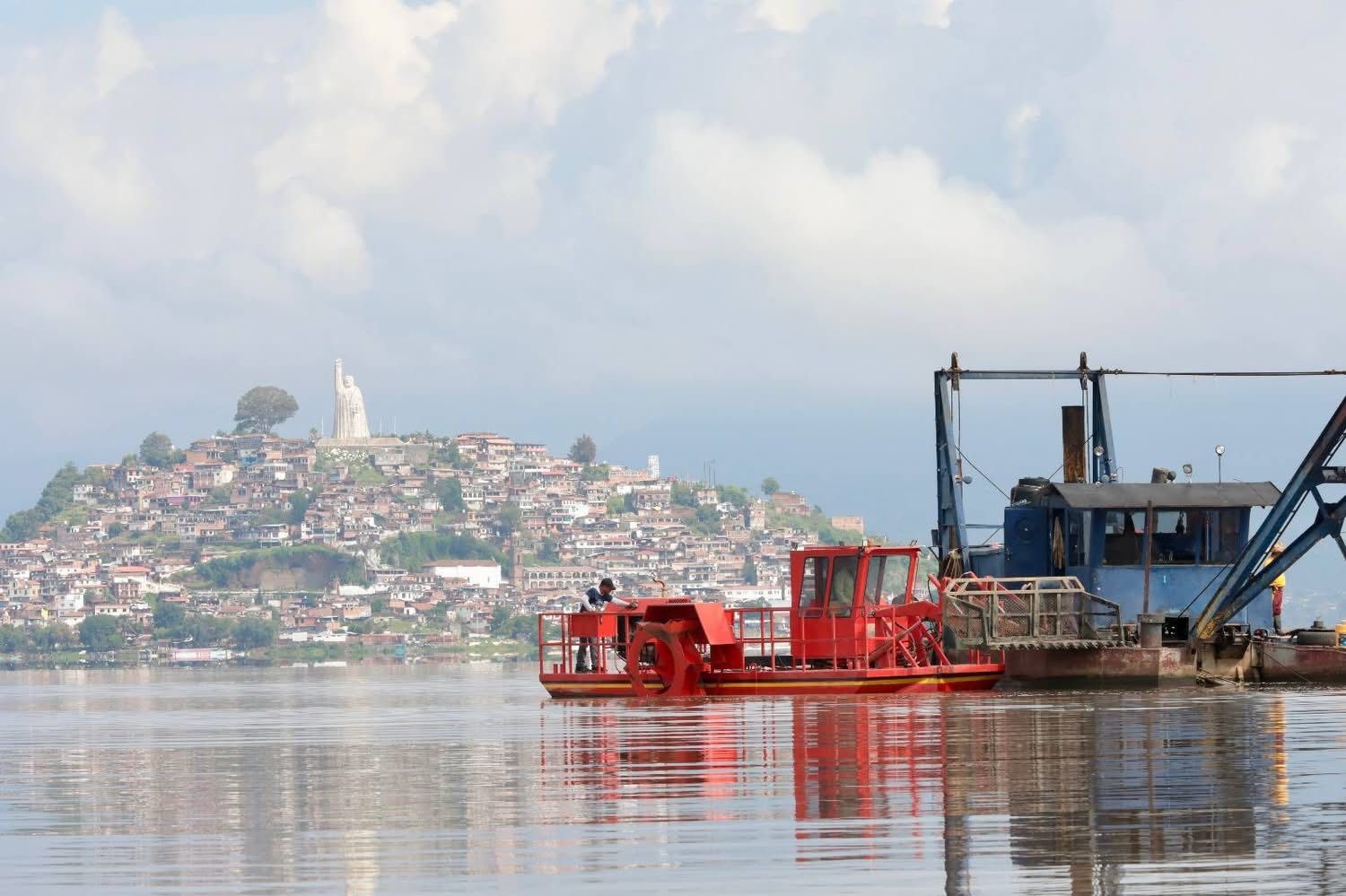 Compesca prepara muelles y canales del lago de Pátzcuaro para Noche de Muertos Compesca prepara muelles y canales del lago de Pátzcuaro para Noche de Muertos