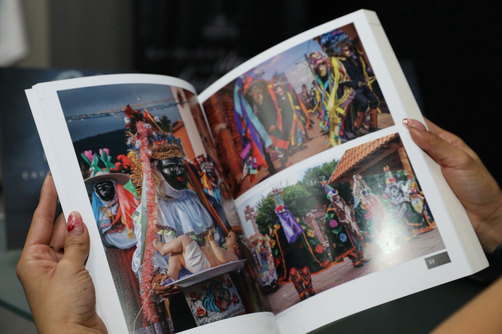 Presentan catálogo que inmortaliza riqueza de danzas y fiestas de Michoacán