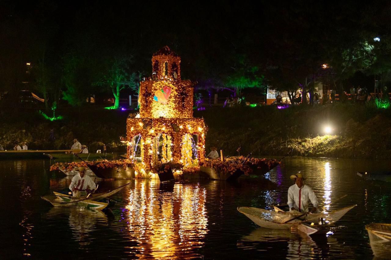 Urandén da inicio a la celebración de Noche de Muertos con la mágica iluminación de sus canales