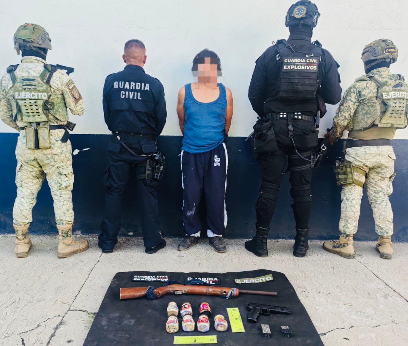 En Operación Apatzingán, hombre es asegurado con arma de fuego y 7 artefactos explosivos En Operación Apatzingán, hombre es asegurado con arma de fuego y 7 artefactos explosivos