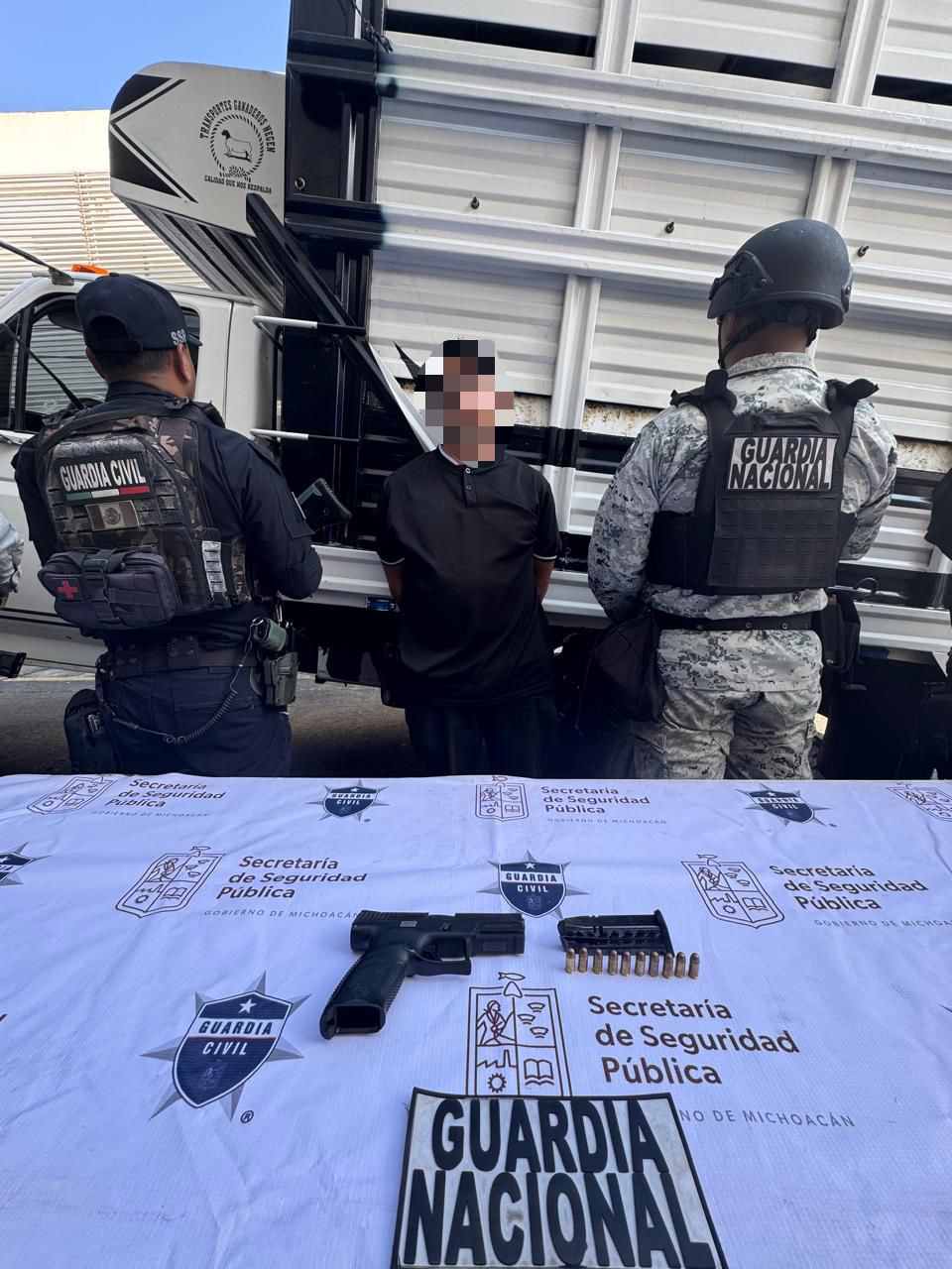 SSP aseguran a hombre con arma y presunto combustible ilegal en Huandacareo SSP aseguran a hombre con arma y presunto combustible ilegal en Huandacareo