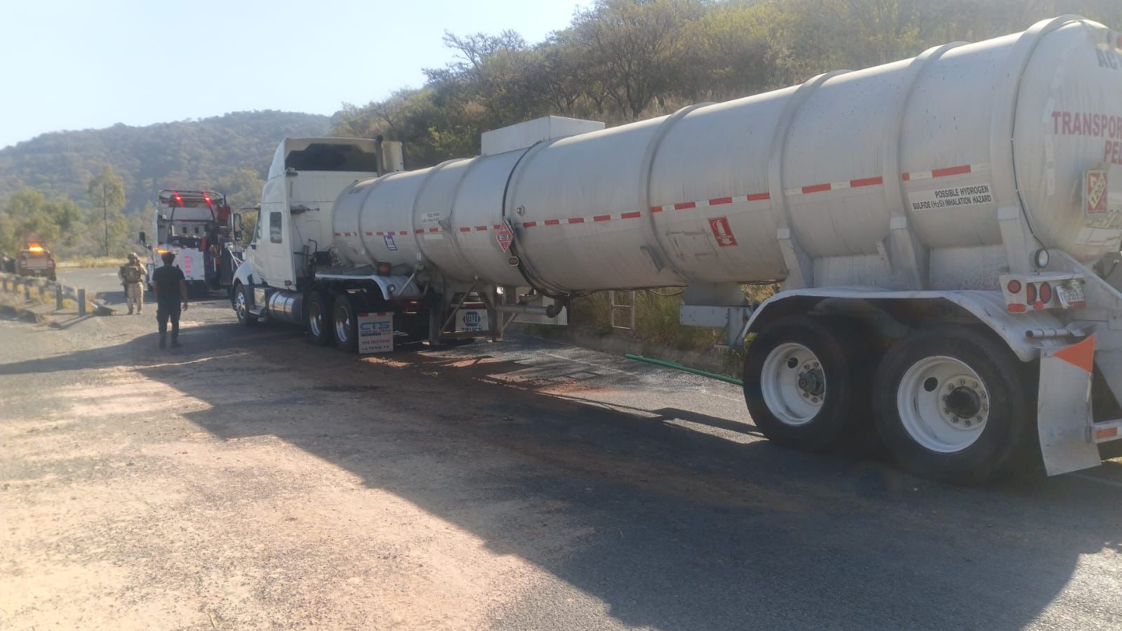 Detenidos dos hombres con más de 15 mil litros de hidrocarburo en una pipa: SSP