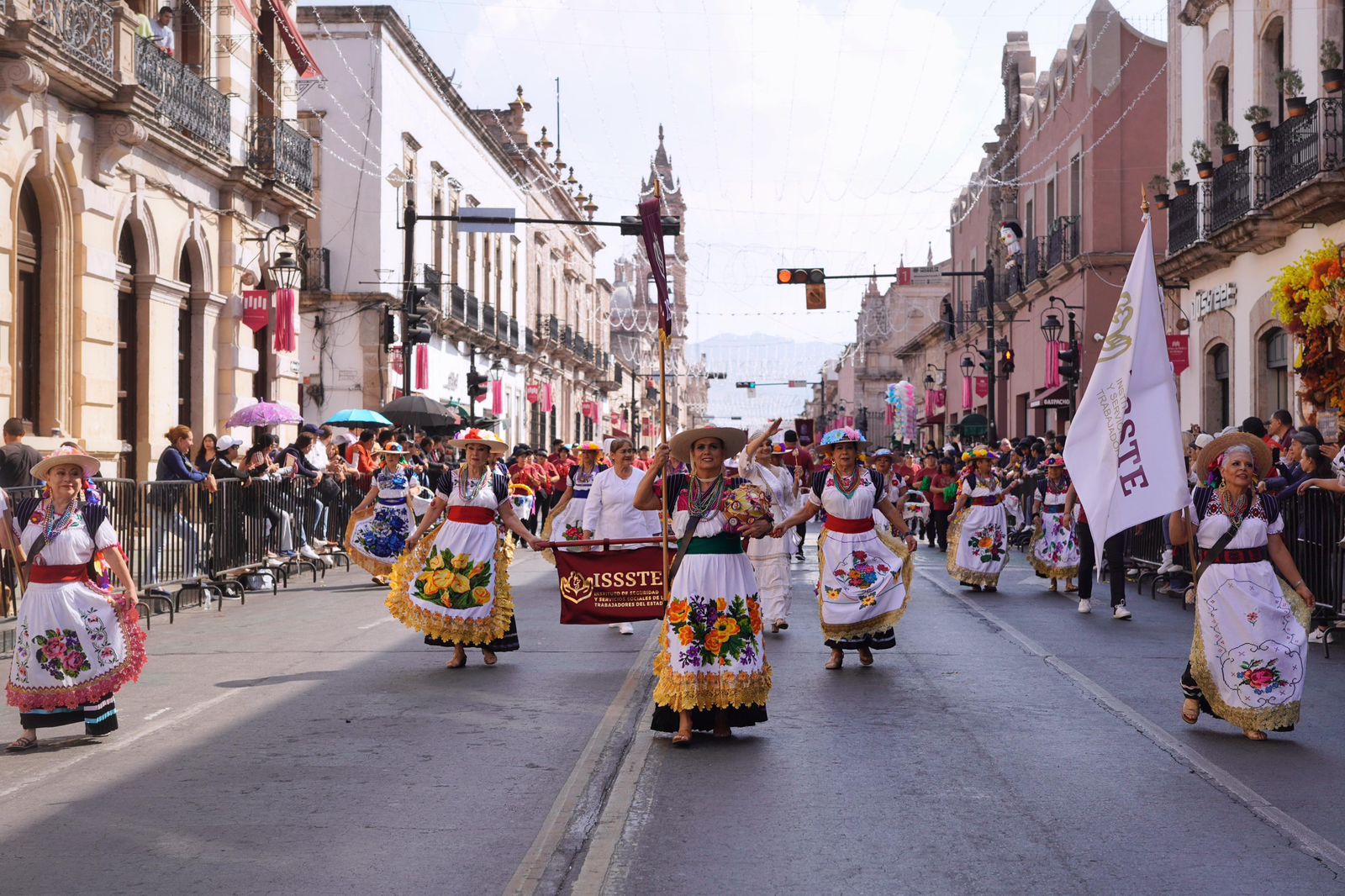 Sin contratiempos y en ambiente familiar se realizan desfiles por el 115 Aniversario de la Revolución Mexicana en Michoacán: Segob Sin contratiempos y en ambiente familiar se realizan desfiles por el 115 Aniversario de la Revolución Mexicana en Michoacán: Segob