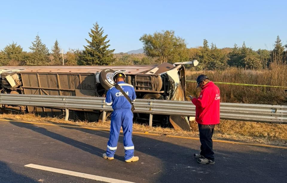 Atiende CRUM volcadura de autobús en la carretera Morelia-Pátzcuaro