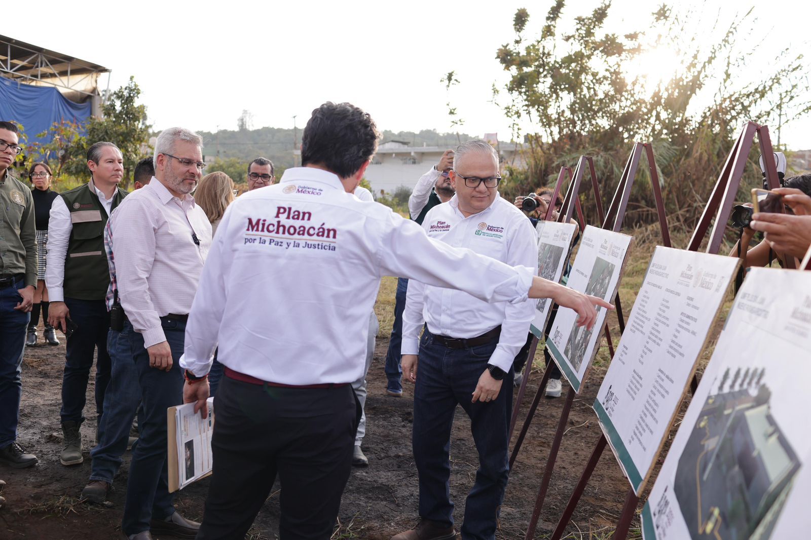ARB y Zoé Robledo visitan predio para construcción de UMF en Nuevo Parangaricutiro ARB y Zoé Robledo visitan predio para construcción de UMF en Nuevo Parangaricutiro