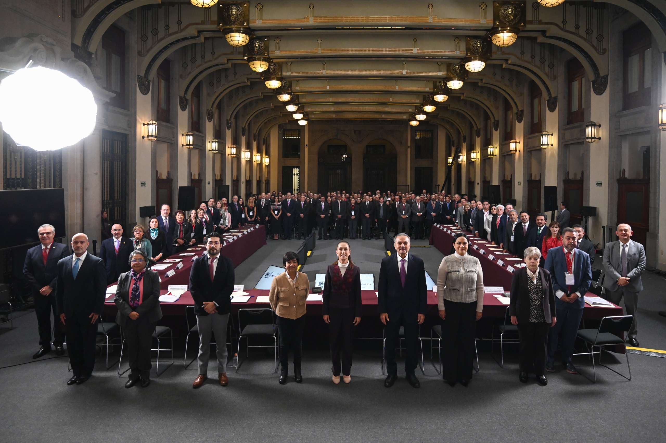 Encabeza Presidenta de México Asamblea general del INFONAVIT