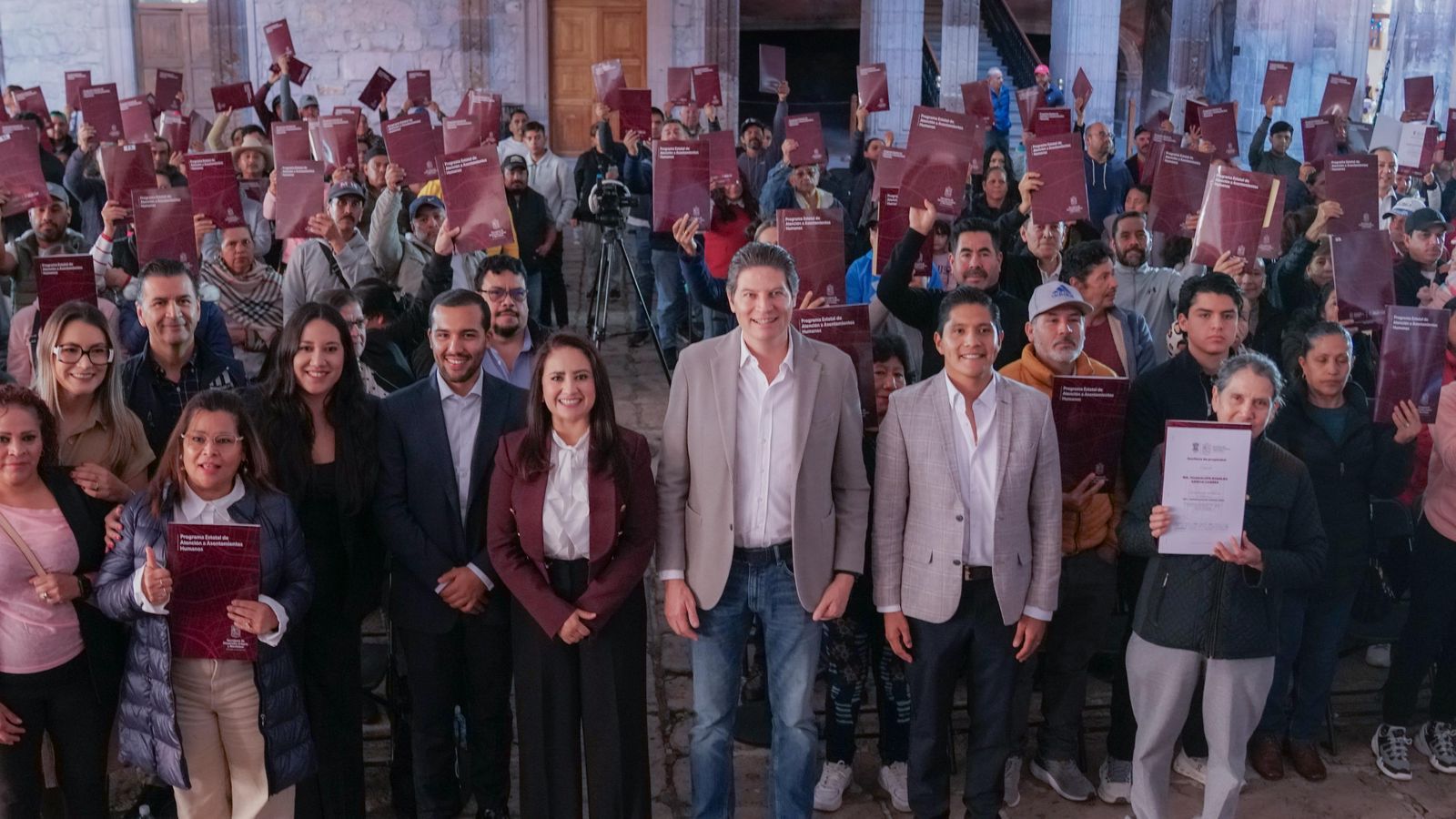 Gladyz Butanda entrega escrituras a 300 familias morelianas Gladyz Butanda entrega escrituras a 300 familias morelianas