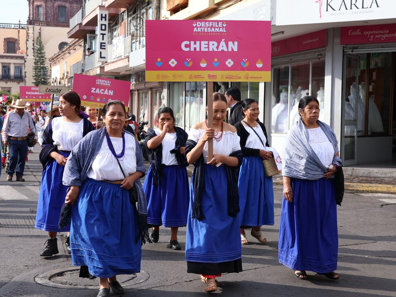 Cientos de personas artesanas pintan el Tianguis de Occidente de Zamora en desfile inaugural