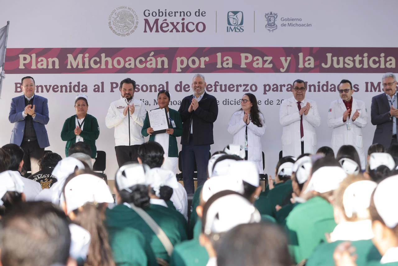 Certeza laboral para reforzar servicios de salud; ARB y Zoé Robledo entregan bases a 270 trabajadores del IMSS