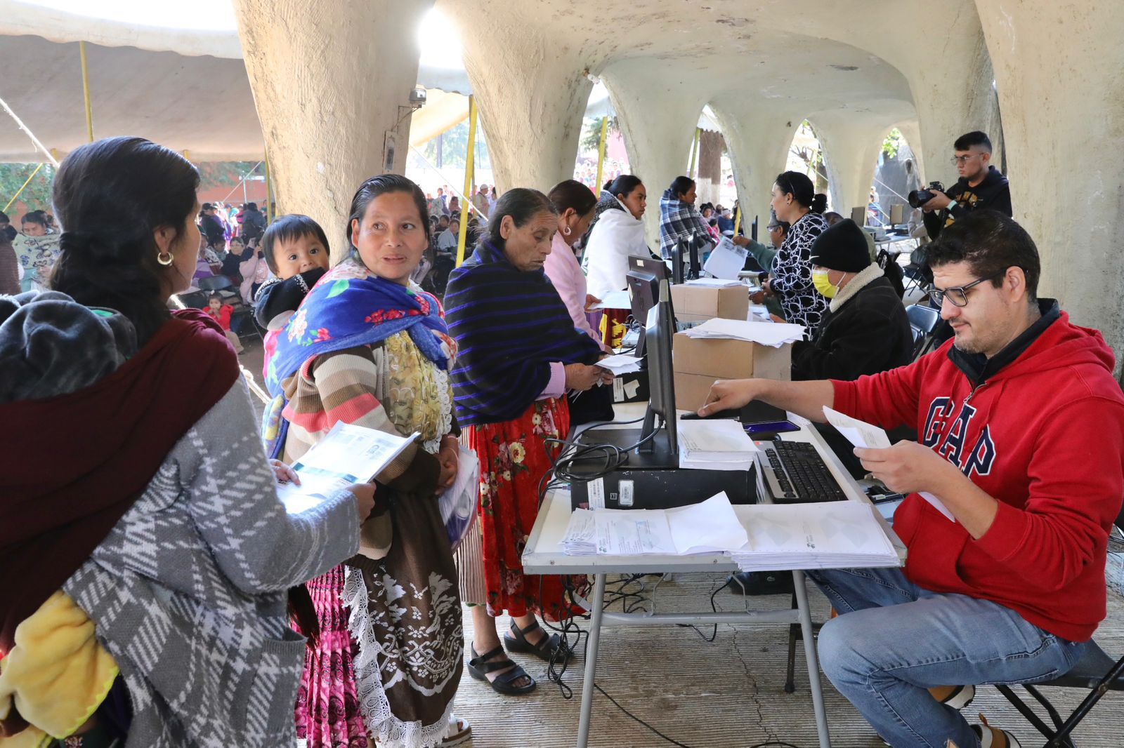 Inicia entrega de 5 mil créditos a la palabra a mujeres artesanas indígenas Inicia entrega de 5 mil créditos a la palabra a mujeres artesanas indígenas