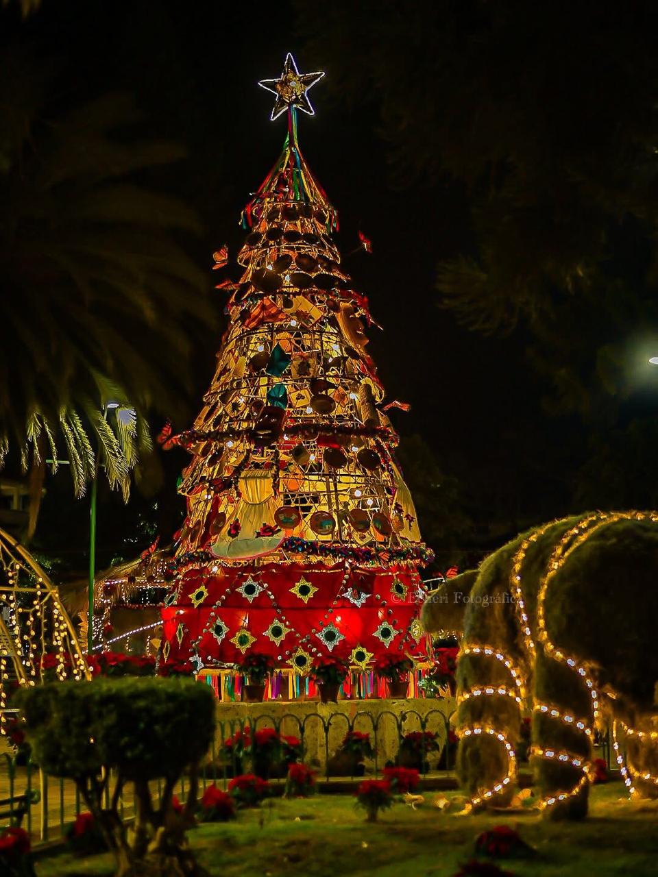 ¿Ya conoces el árbol navideño artesanal que embellece Erongarícuaro?