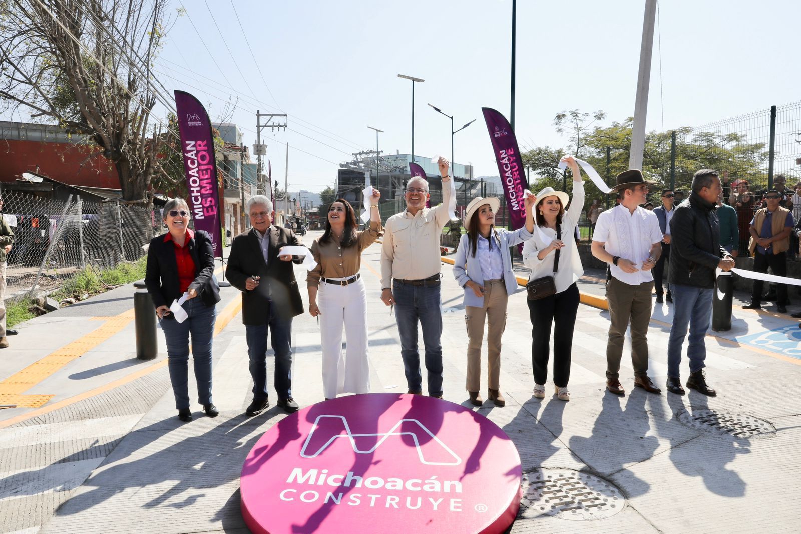 Avanzan obras complementarias del teleférico de Uruapan; inaugura ARB calles y canchas deportivas