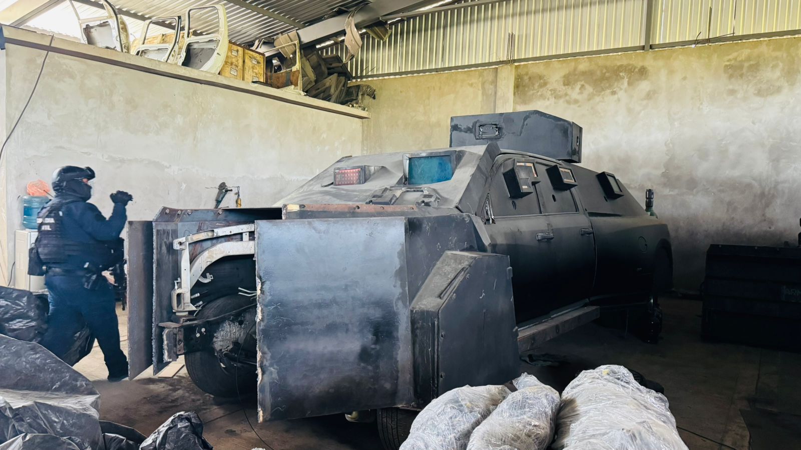 SSP asegura en Coahuayana presunta bodega para fabricación de vehículos blindados