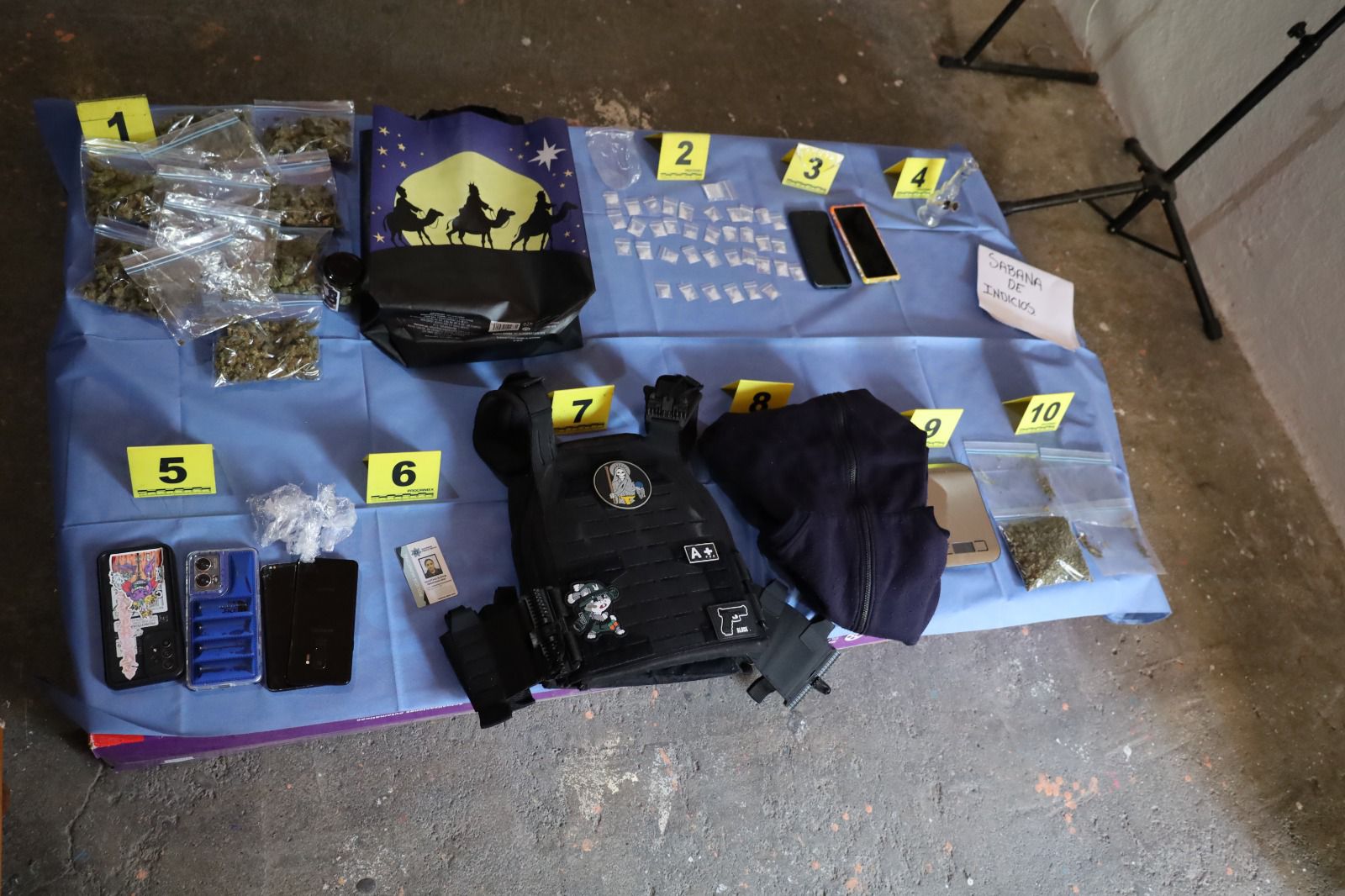 Fiscalía General realiza dos cateos en Morelia; asegura más de 800 dosis de droga y detiene a tres personas