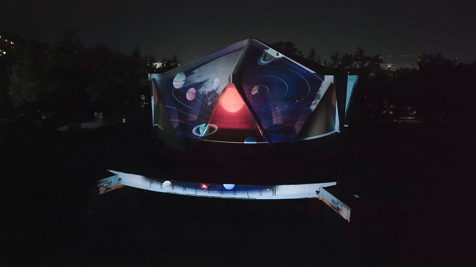 Gladyz Butanda supervisa pruebas para videomapping del Planetario de Morelia