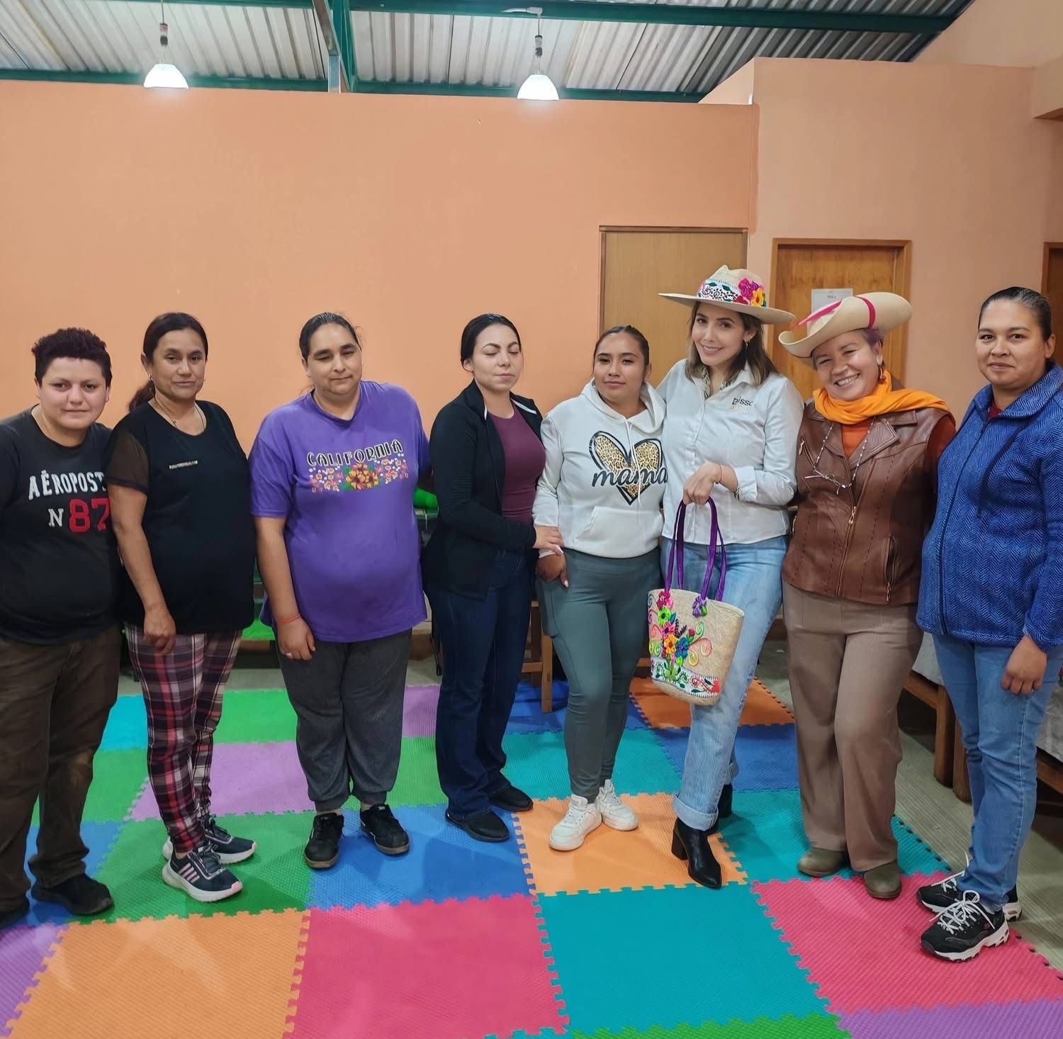 Brissa Arroyo primera mujer diputada en visitar la Casa del Sombrero, en El Porvenir de Jesús, de Chiquimitío Brissa Arroyo primera mujer diputada en visitar la Casa del Sombrero, en El Porvenir de Jesús, de Chiquimitío