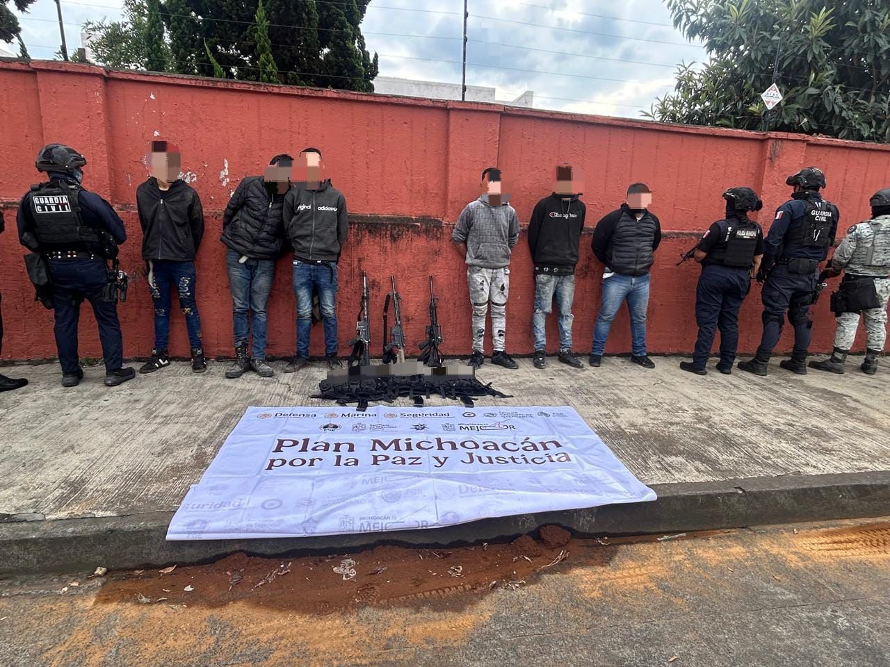 Detenidos en Tingambato 6 presuntos integrantes de grupo criminal con 3 fusiles: SSP