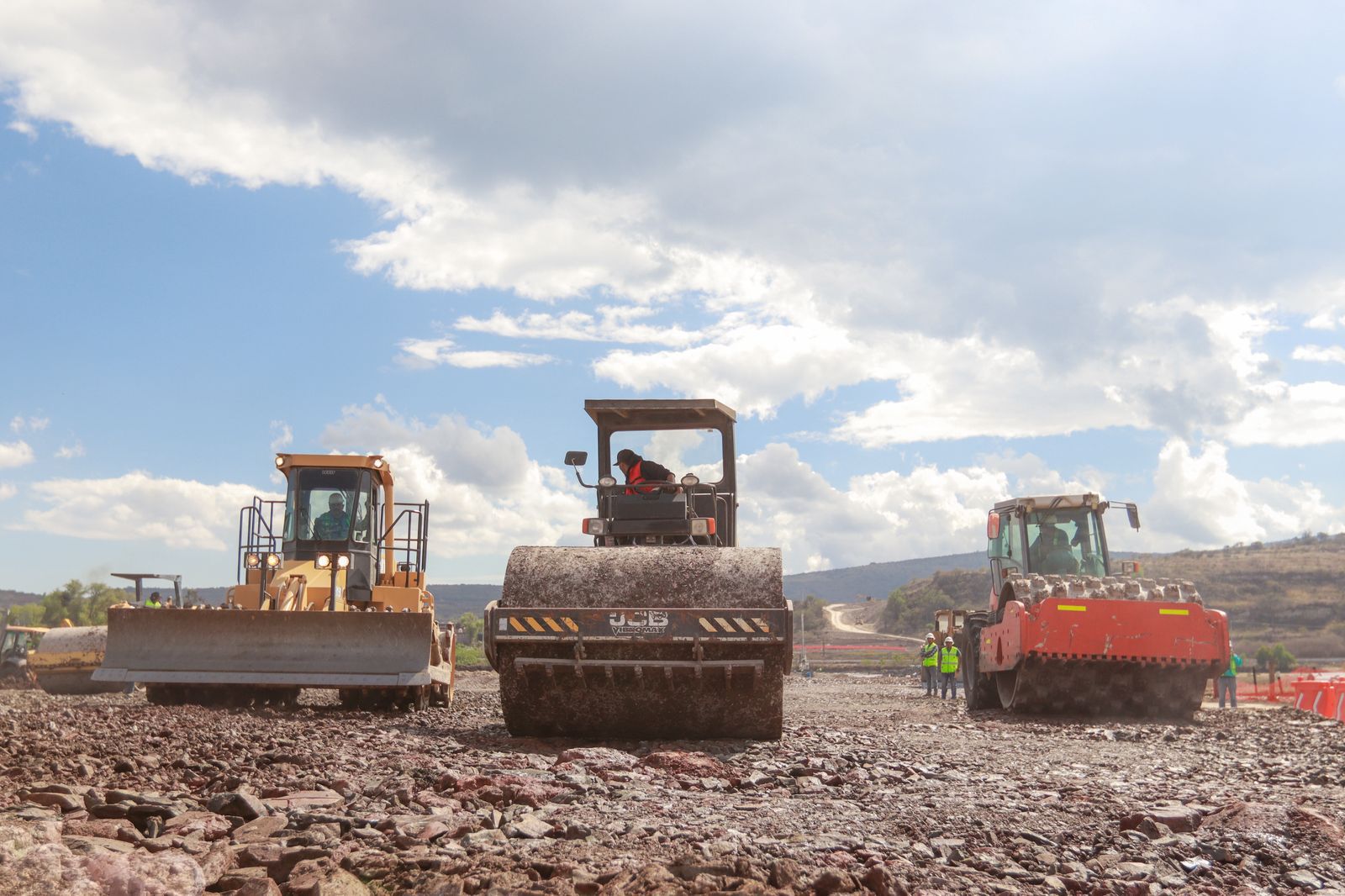 Más de mil 780 máquinas pesadas trabajan diariamente en 600 obras en el estado: Rogelio Zarazúa