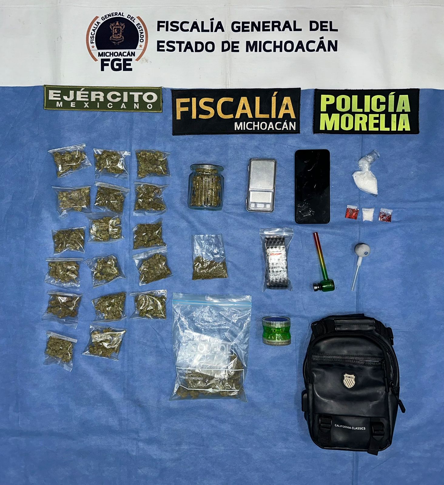 FGE ejecuta cateo en el fraccionamiento Campo Nubes y asegura más de 400 dosis de narcótico; hay una mujer detenida FGE ejecuta cateo en el fraccionamiento Campo Nubes y asegura más de 400 dosis de narcótico; hay una mujer detenida