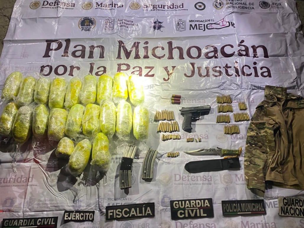 SSP asegura 9 kg de marihuana, una réplica de arma de fuego y cartuchos útiles en Zamora SSP asegura 9 kg de marihuana, una réplica de arma de fuego y cartuchos útiles en Zamora