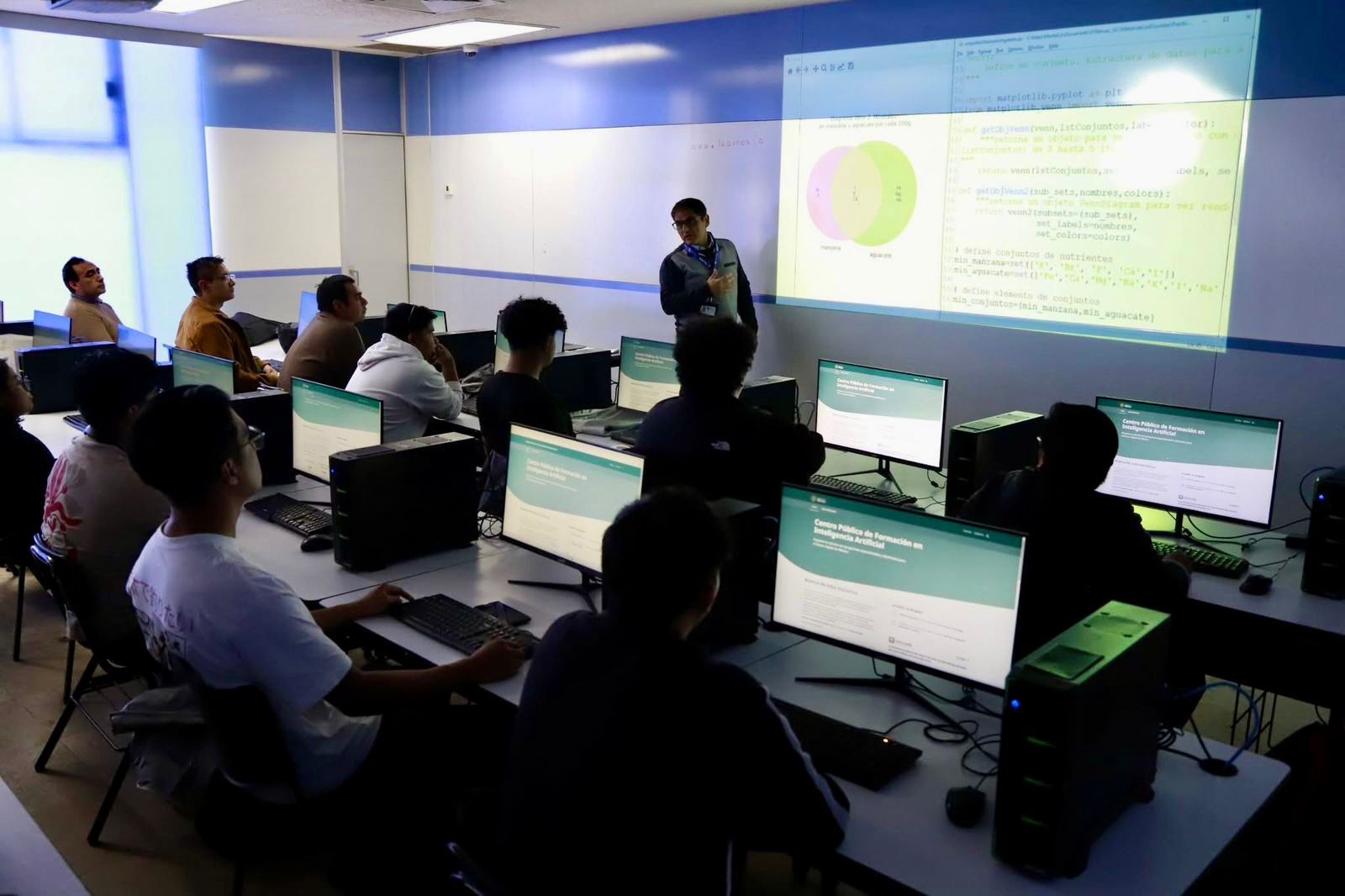 Michoacán a la vanguardia en IA; más de 12 mil jóvenes ingresan a cursos