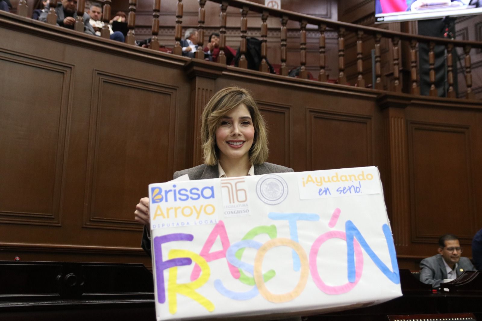 En apoyo al Banco de leche humana, instala Brissa Arroyo un “frascotón” en Congreso Local