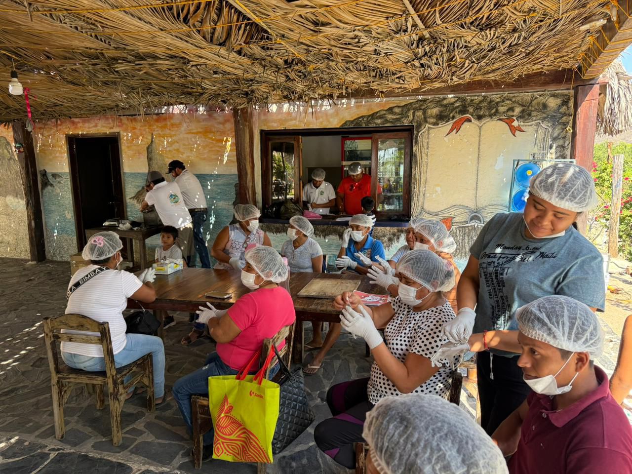 Compesca impulsa economía de mujeres pesqueras en Aquila