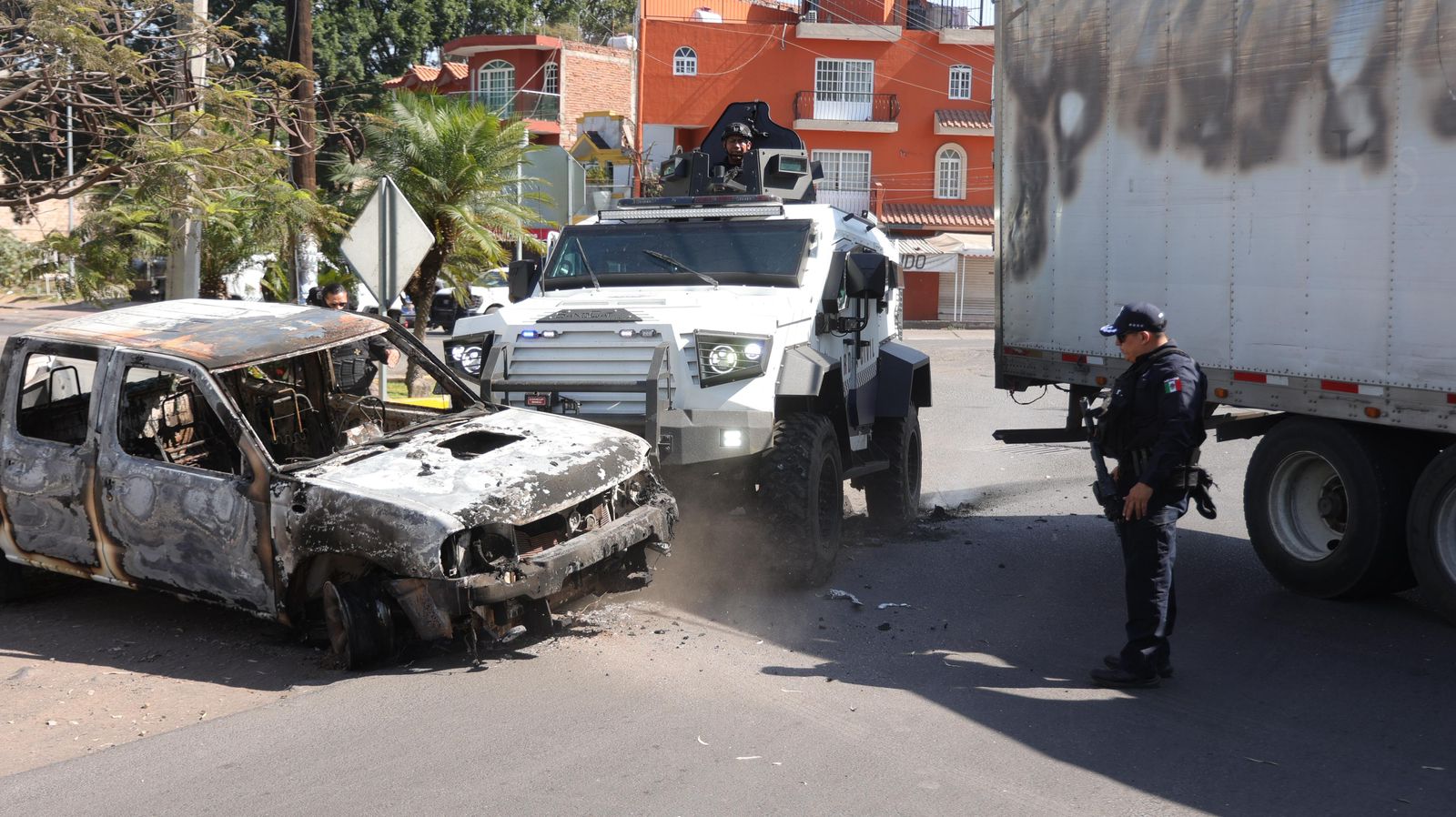 Guardia Civil libera bloqueos con apoyo de vehículos blindados; secretario encabeza operativo en región Guardia Civil libera bloqueos con apoyo de vehículos blindados; secretario encabeza operativo en región