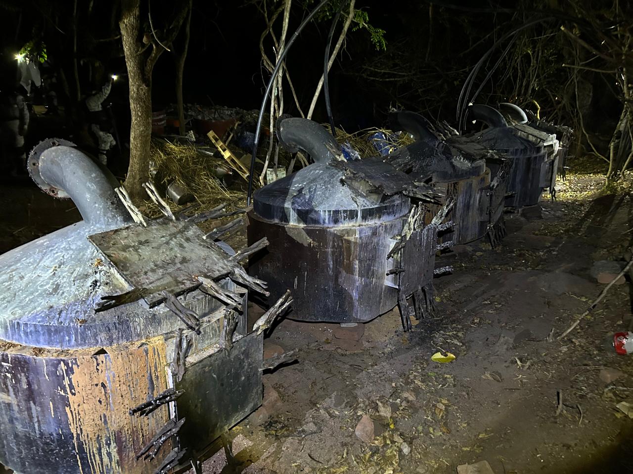 Guardia Nacional y Ejército Mexicano inhabilitan un laboratorio clandestino y aseguraron 3,500 litros de metanfetamina en Nocupétaro Guardia Nacional y Ejército Mexicano inhabilitan un laboratorio clandestino y aseguraron 3,500 litros de metanfetamina en Nocupétaro