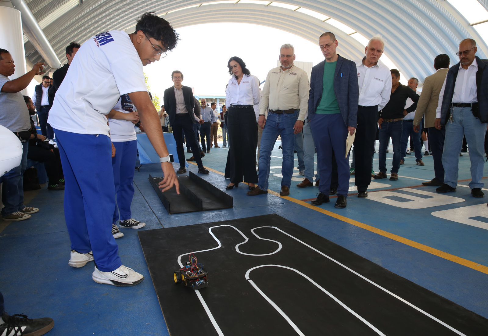 Estudiantes del Cobaem presentan a Bedolla proyecto de inteligencia artificial Estudiantes del Cobaem presentan a Bedolla proyecto de inteligencia artificial