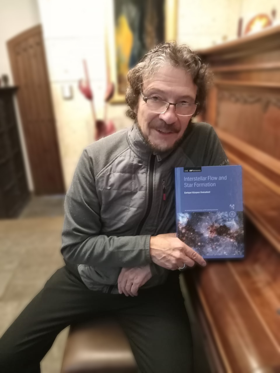 Nuevo libro escrito en la UNAM Morelia, referente global en astronomía Nuevo libro escrito en la UNAM Morelia, referente global en astronomía
