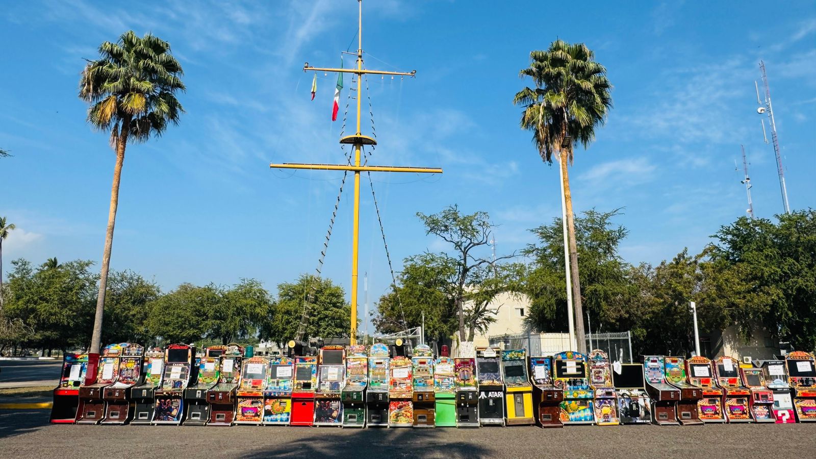 En operativo interinstitucional aseguran 98 máquinas tragamonedas en Lázaro Cárdenas