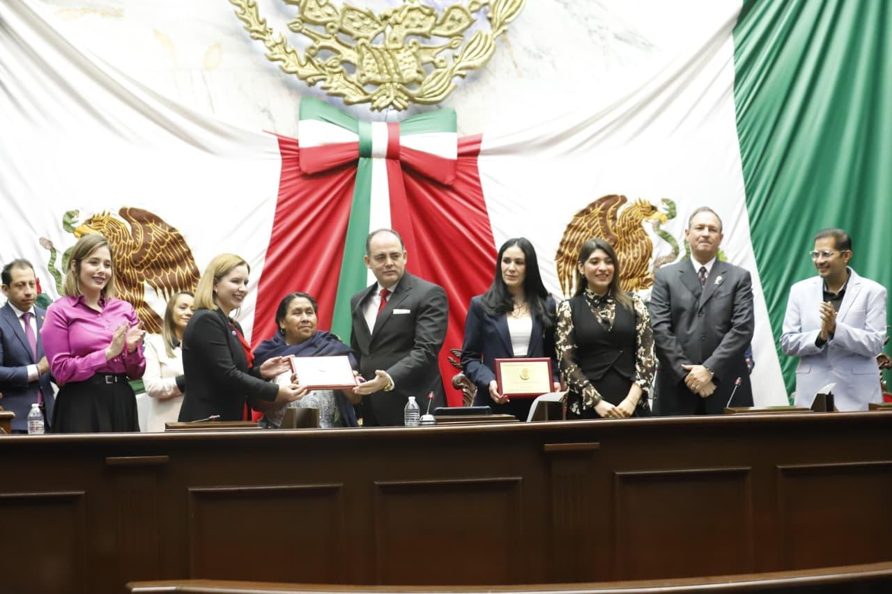 Congreso del Estado entrega condecoración Mujer Michoacana a Juana Bravo y Adriana Contreras