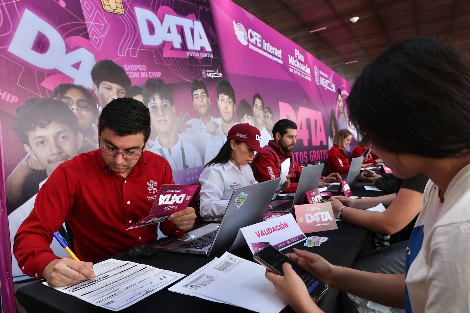 Miles de nicolaitas ya recibieron sus chips del Programa D4TA; continúa la entrega en Ceconexpo