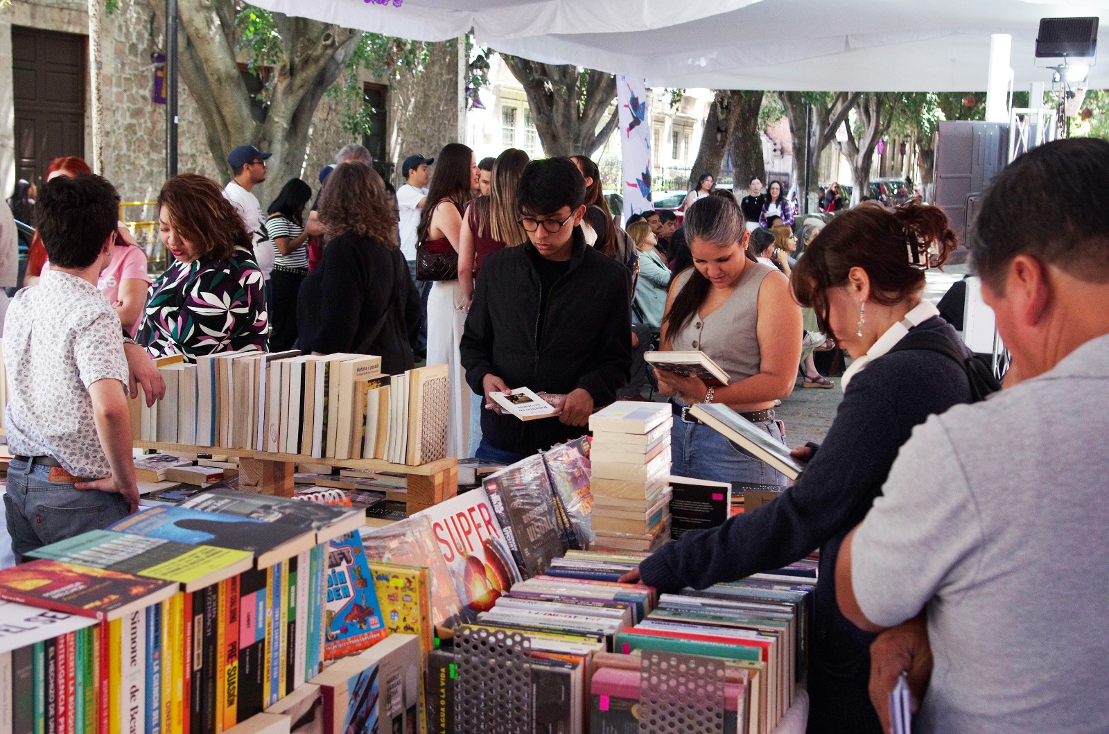 Con éxito rotundo y asistencia récord en sus seis sedes, culminó La Fiesta del Libro y la Rosa Michoacán 2026