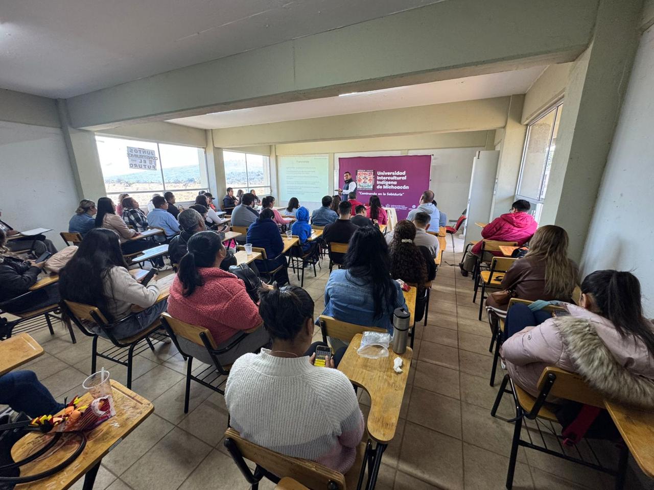 Fiscalía General promueve el uso seguro de redes sociales a 130 estudiantes de la Universidad Intercultural Indígena de Michoacán