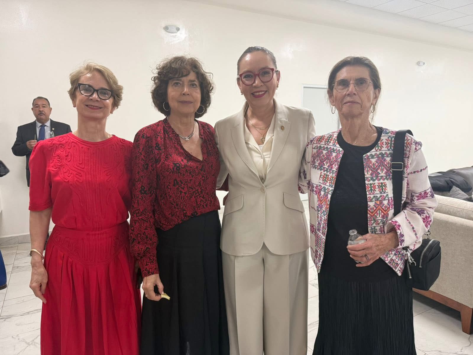 Yarabí Ávila resalta contribución de las mujeres en la ciencia; asiste a entrega del Grado de Doctorado Horonis Causa a las científicas Annie Pardo y Rosaura Ruiz Yarabí Ávila resalta contribución de las mujeres en la ciencia; asiste a entrega del Grado de Doctorado Horonis Causa a las científicas Annie Pardo y Rosaura Ruiz