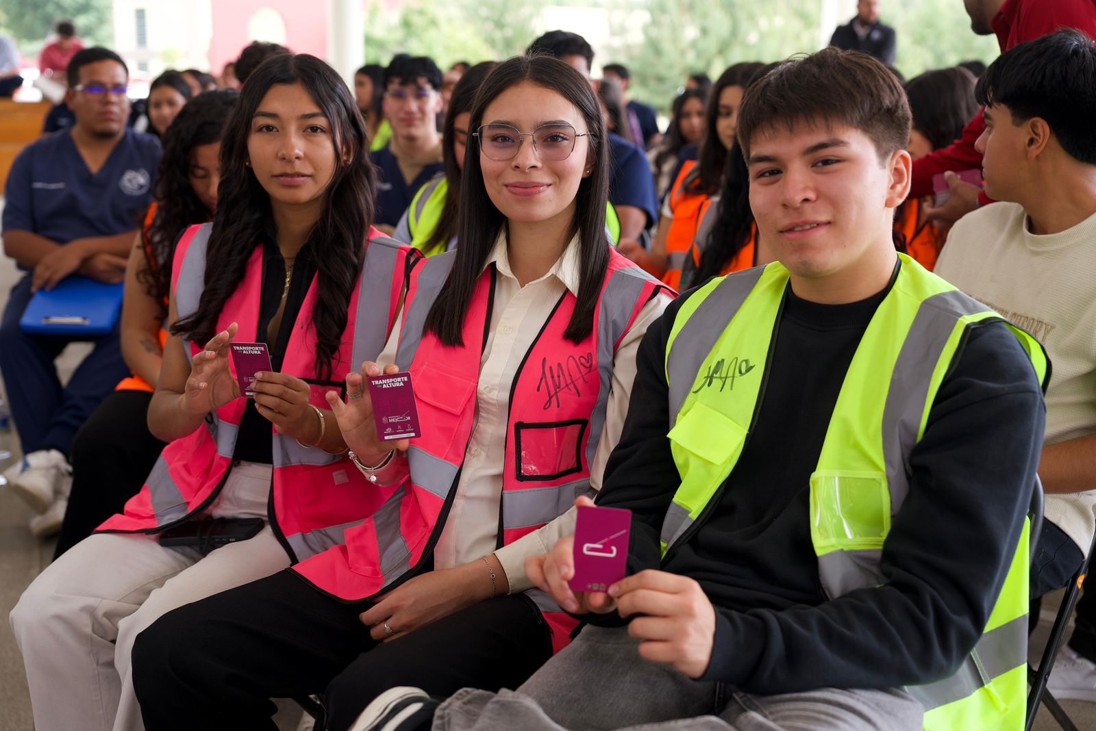 Gladyz Butanda entrega tarjetas del teleférico a estudiantes de Uruapan Gladyz Butanda entrega tarjetas del teleférico a estudiantes de Uruapan