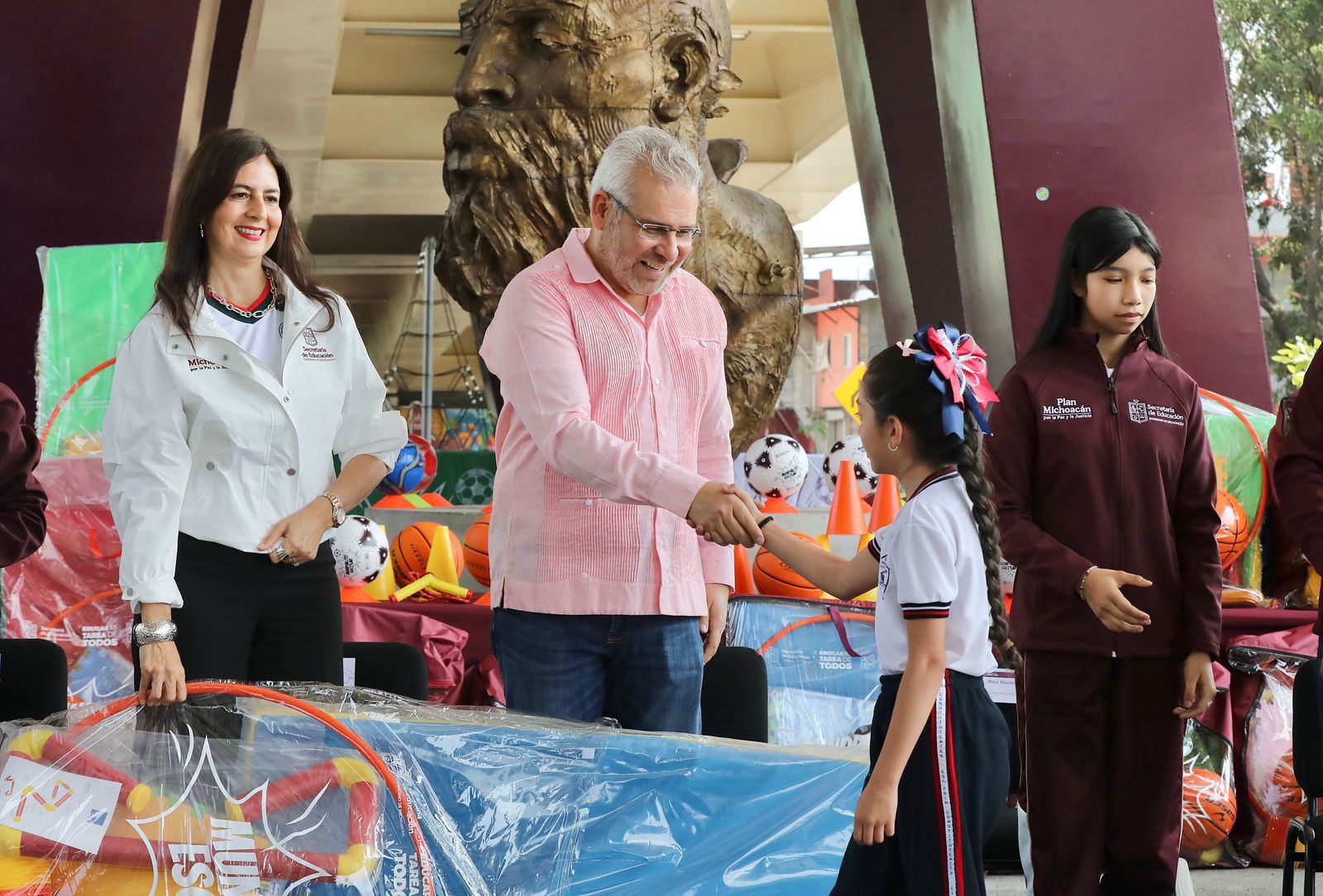 Arranca ARB en Uruapan entrega de material deportivo para más de 234 mil estudiantes