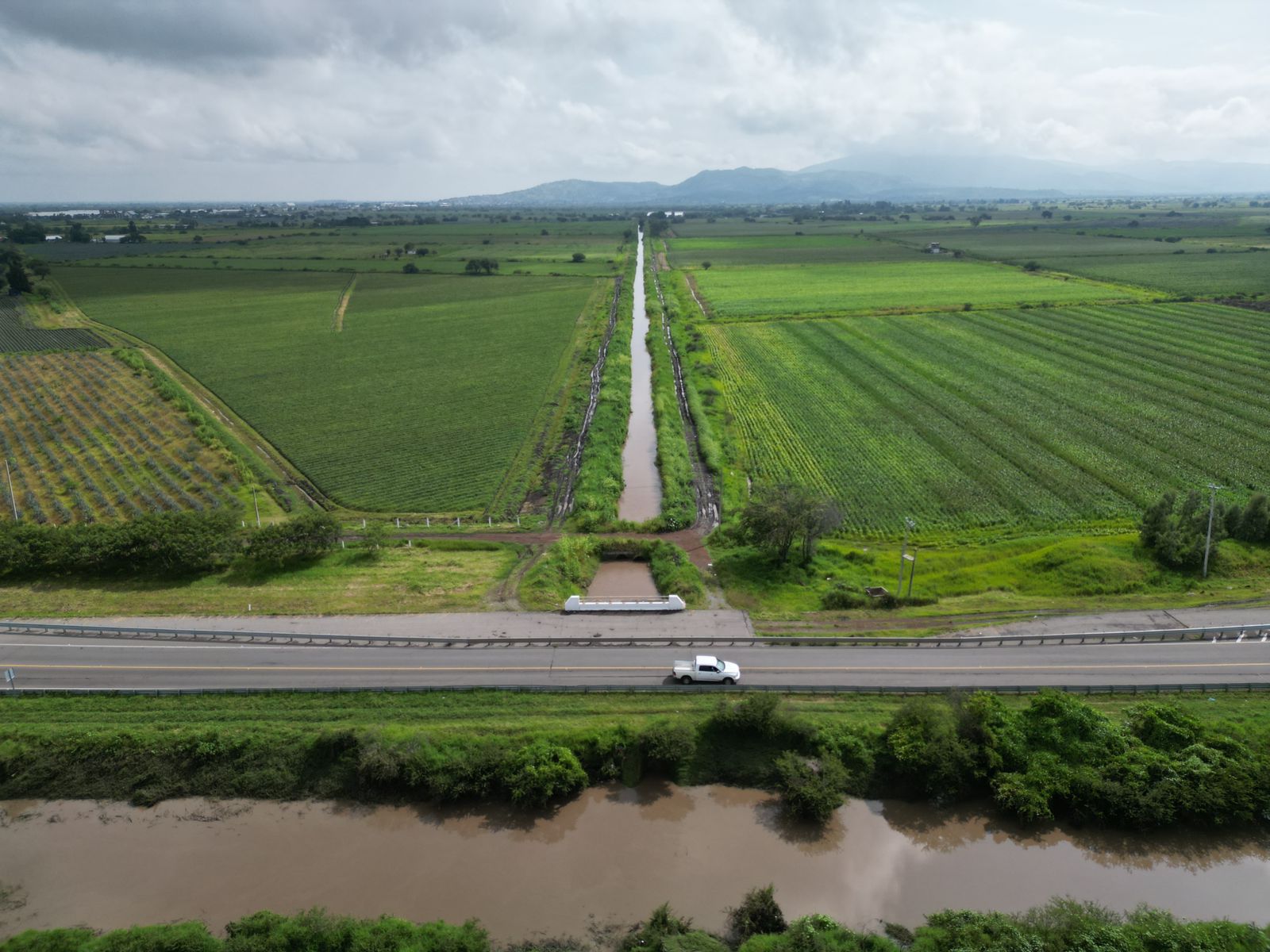 Conagua Michoacán realiza labores de limpieza en distritos de riego de la entidad