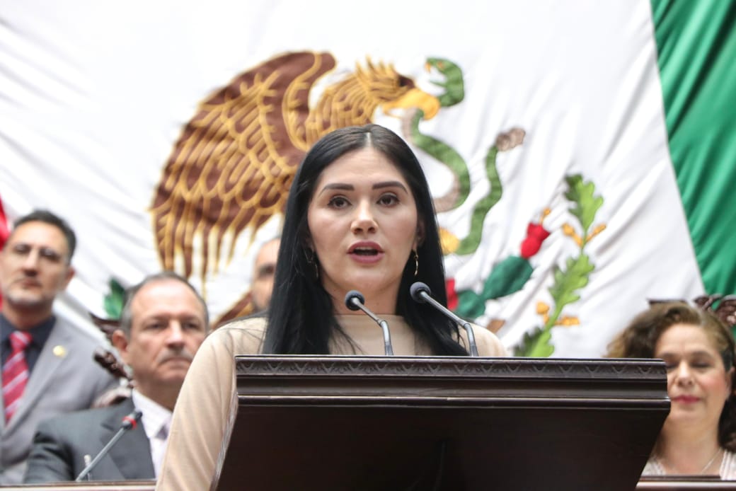 Diana Espinoza presenta iniciativa para la obligatoriedad de la enseñanza de letras cursivas en primaria y secundaria Diana Espinoza presenta iniciativa para la obligatoriedad de la enseñanza de letras cursivas en primaria y secundaria