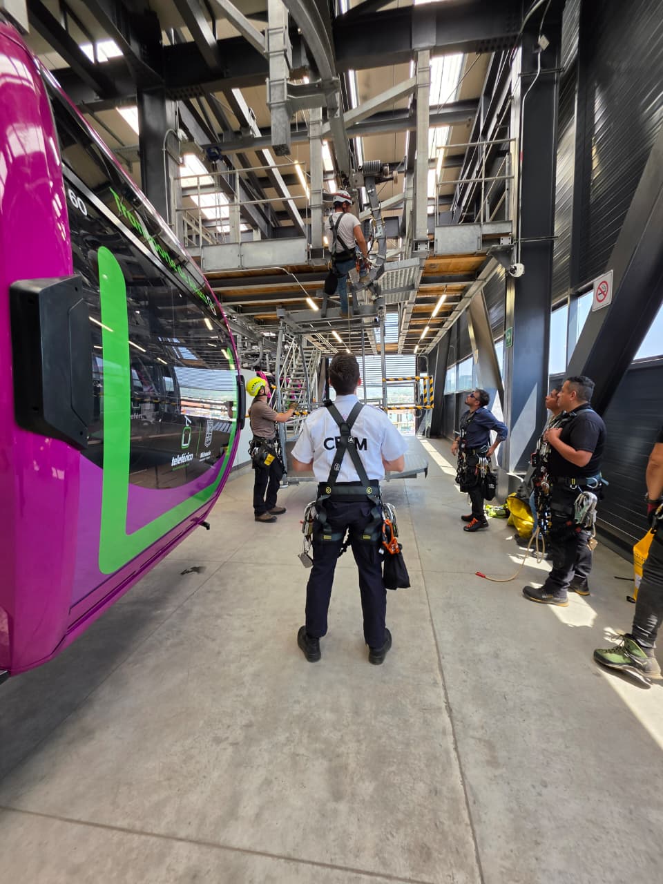 Paramédicos michoacanos se certifican en rescate especializado en teleféricos