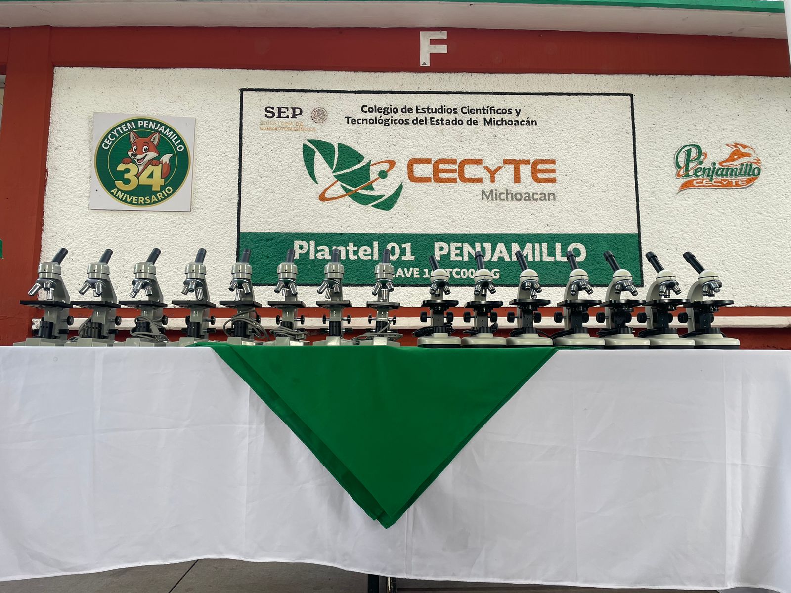 Estudiantes de Cecytem Penjamillo reciben donación de microscopios