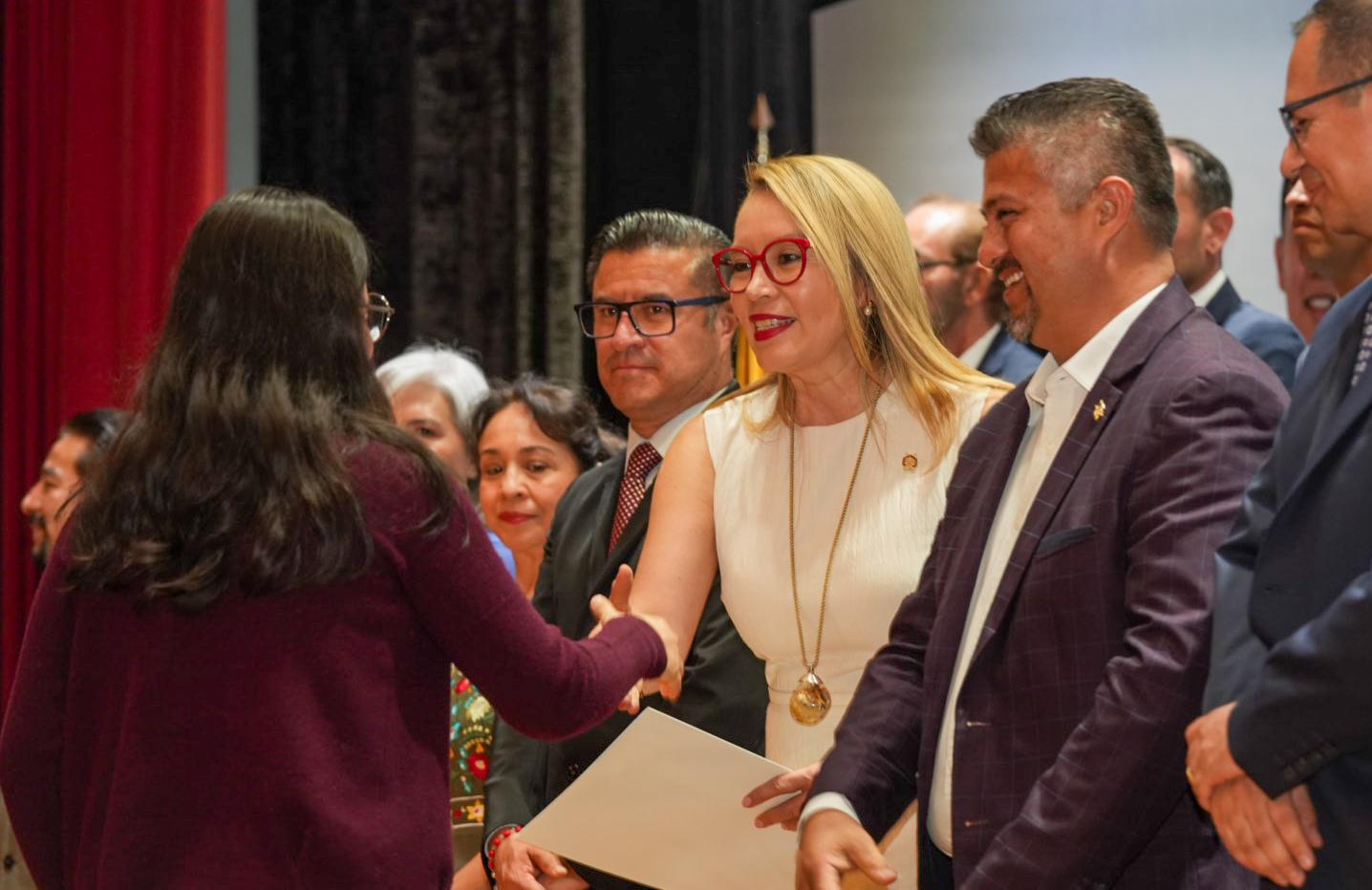 Egresados nicolaitas altamente competitivos a nivel nacional recibirán premio a la excelencia EGEL