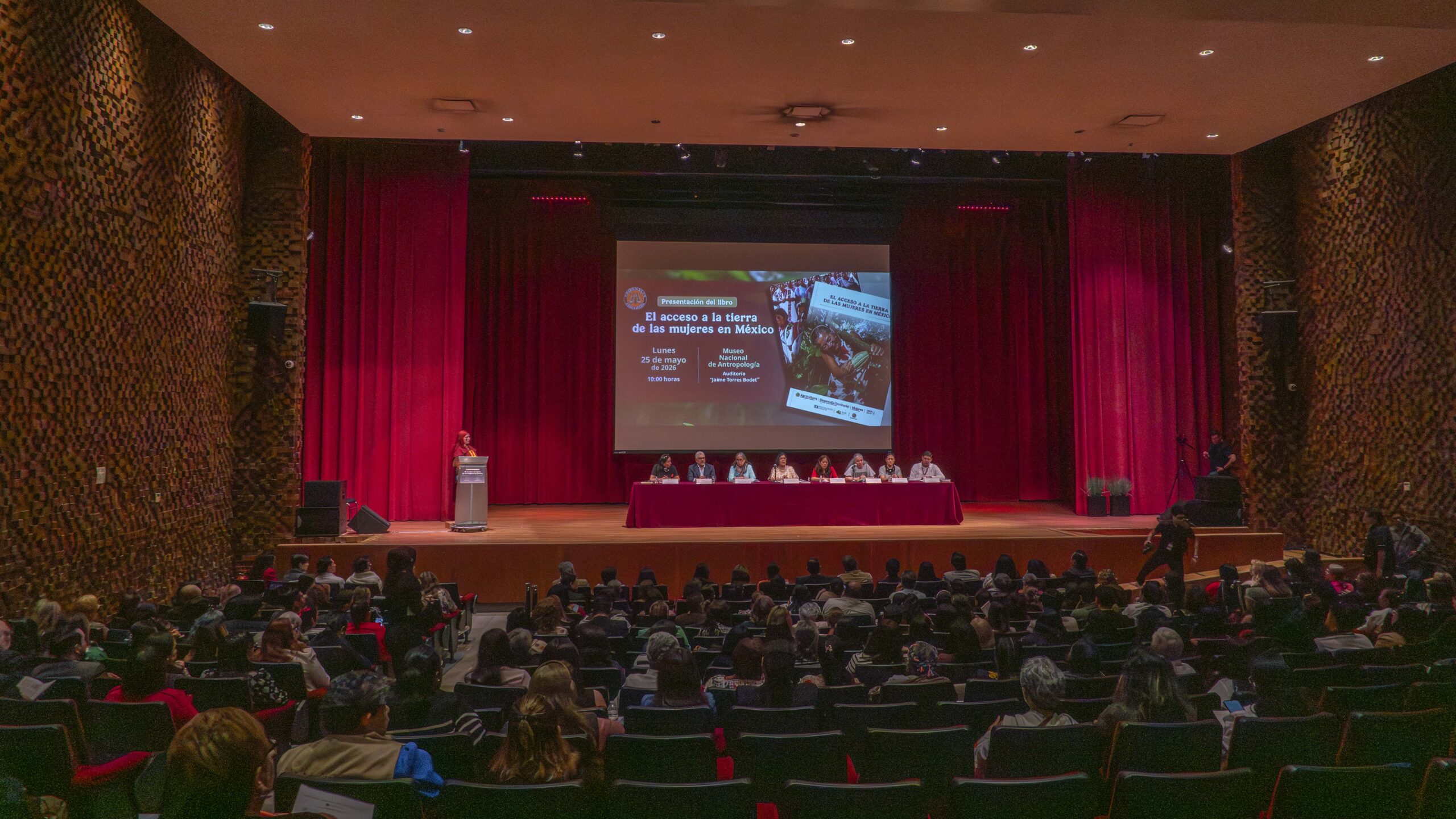 Presentan el libro “El acceso a la Tierra de las Mujeres en México” para visibilizar las desigualdades de género en el ámbito agrario Presentan el libro “El acceso a la Tierra de las Mujeres en México” para visibilizar las desigualdades de género en el ámbito agrario